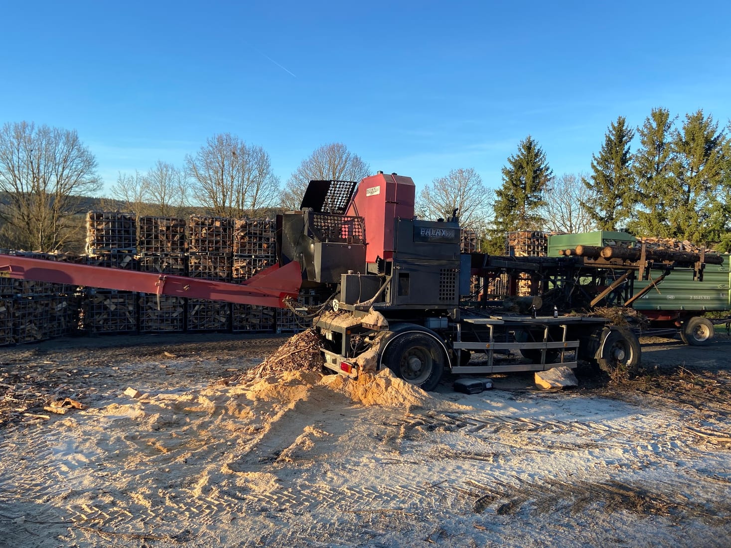 Sägespaltautomat auf dem Holzplatz
